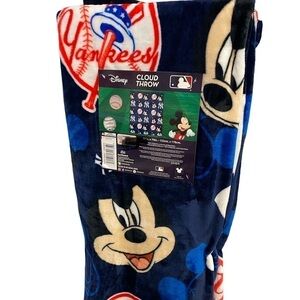 Disney New York Yankees Mickey Mouse Cloud Throw Blanket NEW Large Plush Fleece